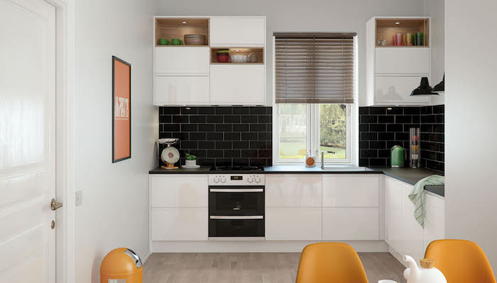 cuisine blanc laqué avec credecne carrelage noir, parquet bois, chaises orange, plan de travail noir, étagères ouvertes éclairées