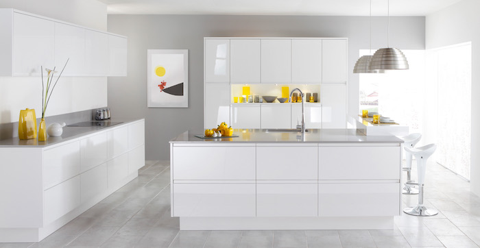 modele de cuisine laquée blanche, meuble cuisine et comptoir blanc avec plan de travail gris, accessoires jaunes, suspensions et parquet gris