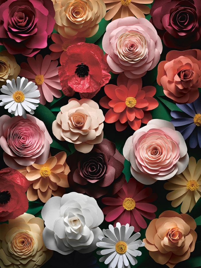 composition florale de fleurs en papier de divers genres, roses, marguerites, coquelicot, fleurs colorées diy