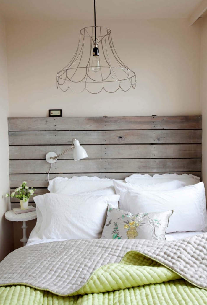 tete de lit en palette, déco vert et blanc dans la chambre à coucher avec meubles en bois peints en blanc