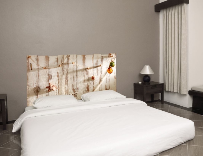 faire une tete de lit, pièce aux murs de couleur taupe et partie blanche avec rideaux décoratif et panneau de bois marron foncé