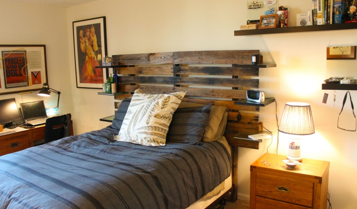 tete de lit en palette a faire soi meme, déco chambre ado avec bureau de bois foncé et table de chevet