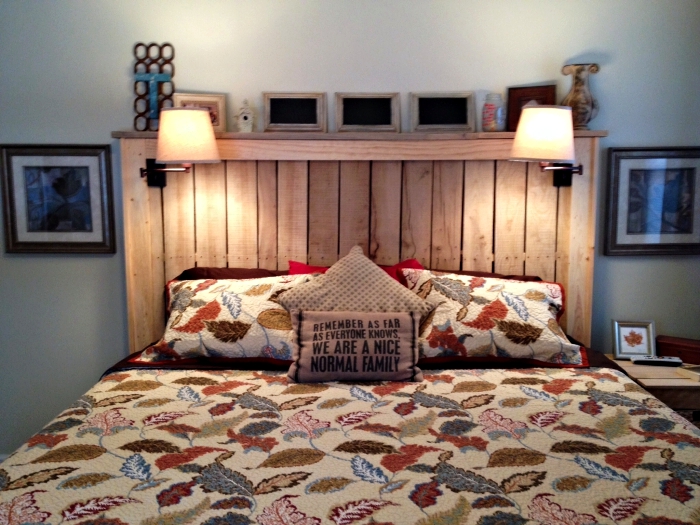 faire une tete de lit, grand lit en bois avec couverture à design feuilles multicolore et coussins décoratifs