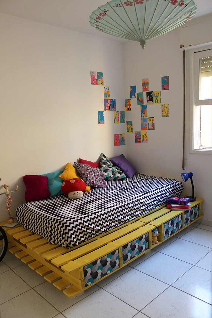 aménagement d une chambre enfant colorée avec un it palette jaune équipé d un matelas graphique étroit