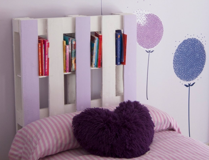 tete de lit palette, déco chambre enfant aux murs violet et blanc avec meuble palette pour rangement livres