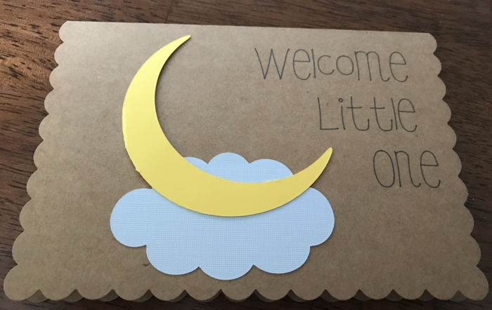 faire une carte personnalisée, bienvenu petit bébé, le disque lunaire et un nuage bleu