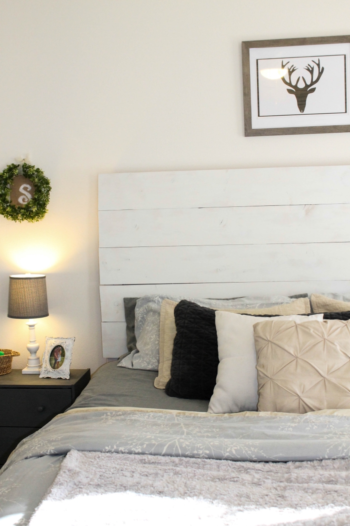 tete de lit palette, déco intérieur chambre adulte aux murs blancs et grands lit avec tête en bois