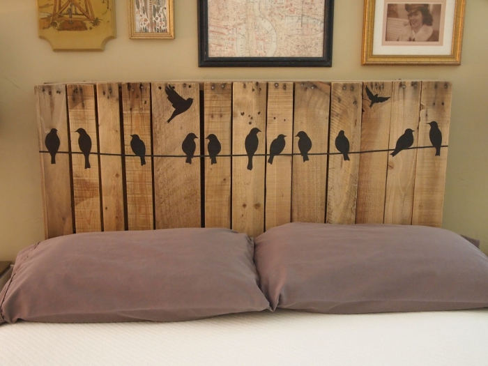 tete de lit en palette, décoration de la tête de bois avec stickers murals à design oiseaux et couleur noire