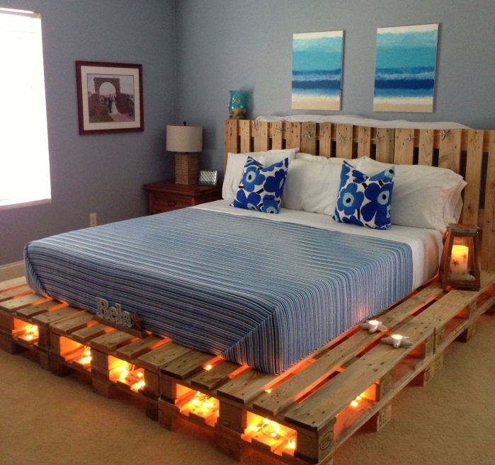 fabriquer tete de lit, déco marine dans la chambre adulte avec king-size bed à cadre de palettes de bois