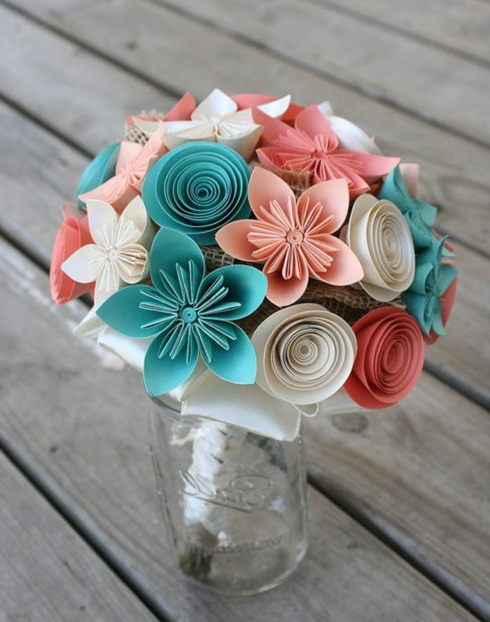 fleur en papier origami, idée comment faire des leurs en papier rose, bleu, blanc et rouge, un bouquet mis dans un pot en verre