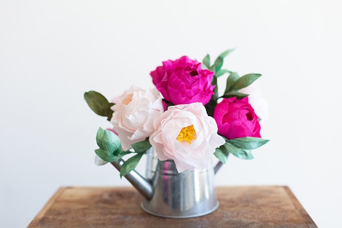 un arrosoir rustique rempli de fleurs papier crepon couleur rose et fuchsia, idée de deco centre de table campagne chic