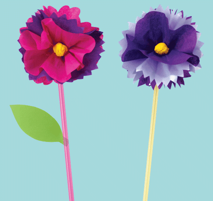 idée comment fabriquer des fleurs en papier de soie, des cercles en papier violet et fuchsia et tiges de paille
