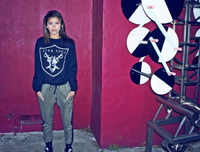 fond d'écran stylé swag, photo de jeune femme swag au pantalon kaki et sweatshirt noir avec baskets noirs
