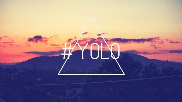 fond d'écran hd paysage, photo avec citation inspirante yolo à design coucher de soleil et vue vers les montagnes