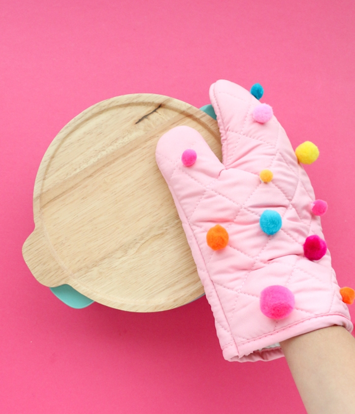 exemple de gant anti chaleur rose customisé de pompons colorés, idee cadeau noel maman simple a faire soi meme