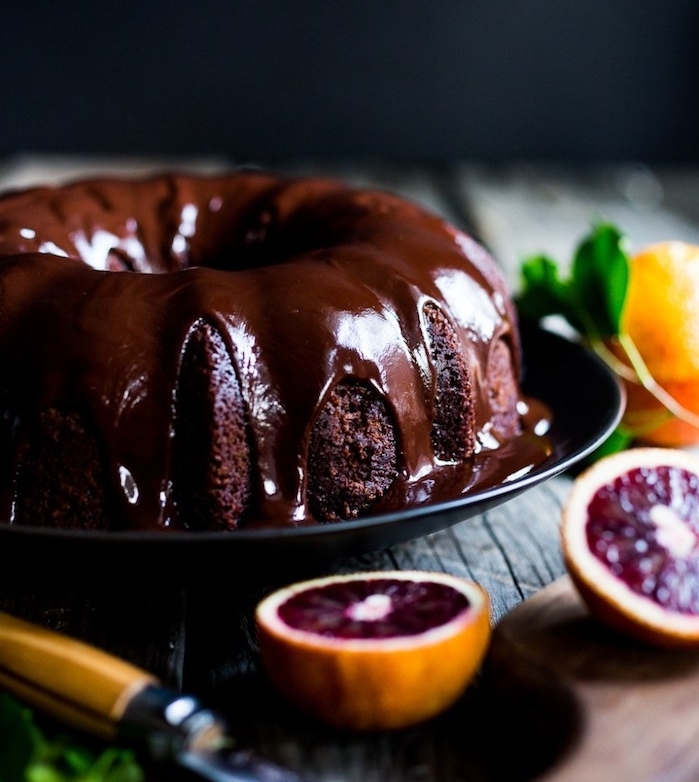 gateau au chocolat noir avec glacage miroir chocolat pour décorer le dessert, idée de gâteau de noël