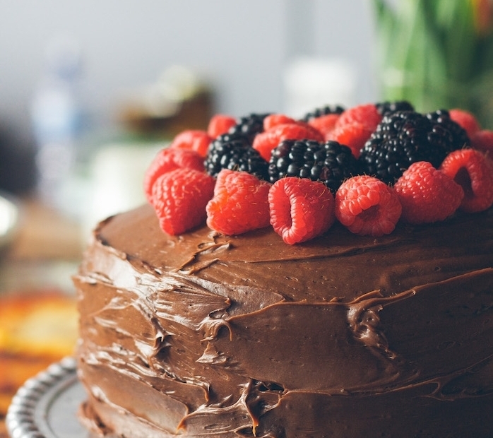 une exemple de gâteau décoré de chocolat et fruits rouges, framboises et mûres, comment faire un glaçage tutoriels et idées