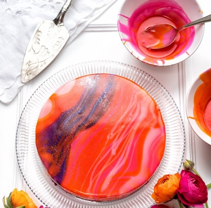 glacage miroir chocolat blanc coloré de couleur rose, rouge et violet, un effet marbre pour décorer son gâteau de maniere originale
