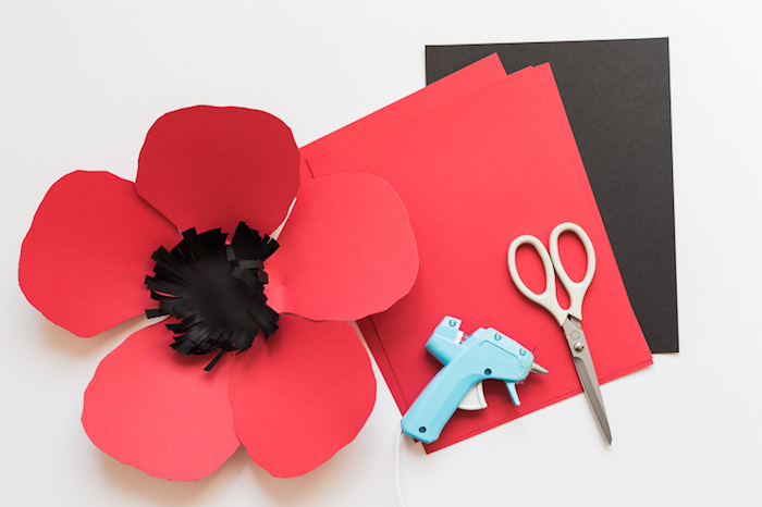 comment faire une fleur en papier, matériaux nécessaires, papier roug et noir, grosses pétales et coeur rond frangé