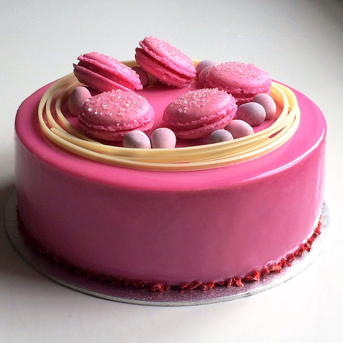 glacage miroir chocolat blanc avec colorant alimentaire rose et décoration de bonbons et macarons rose