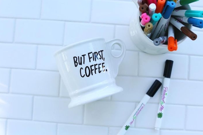 comment customiser une tasse blanche au marqueur noir, mug personnalisé, idée cadeau pour sa meilleure amie a faire soi meme