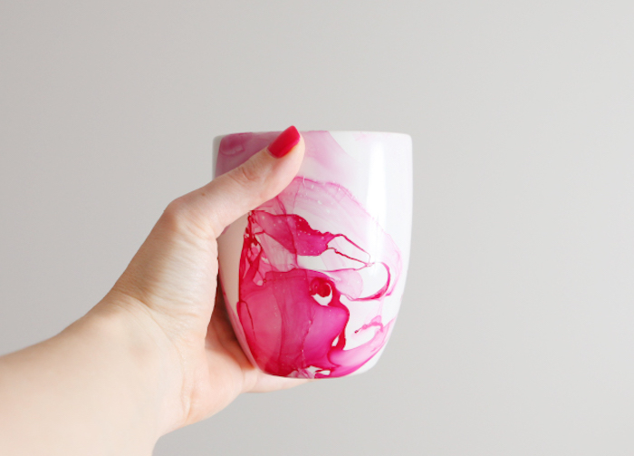 cadeau fait main facile a fabriquer, mug personnalisé à effet marbre avec du vermis à ongles rose et rouge