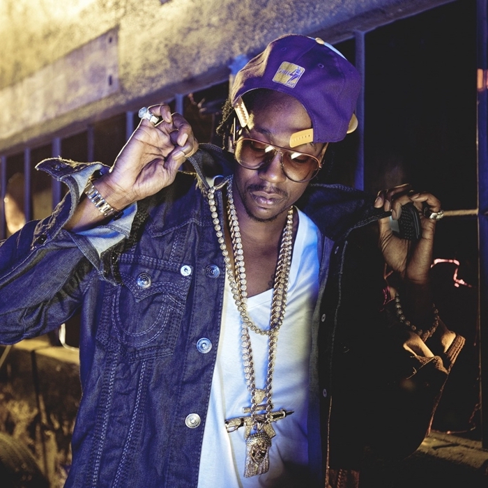 photo d'écran célébrité hip hop, comment être swag avec veste en jeans et bijoux en or