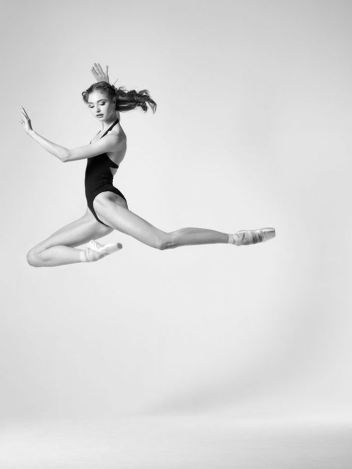 photos noir et blanc, femme qui danse et fait un grand saut dans l'air, grâce et élégance, beauté du mouvement 