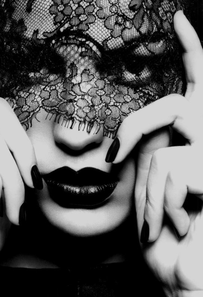 photos noir et blanc, visage de femme en dentelle noire, lèvres maquillées en rouge noir Dior, regard hypnotisant, belle fatale 