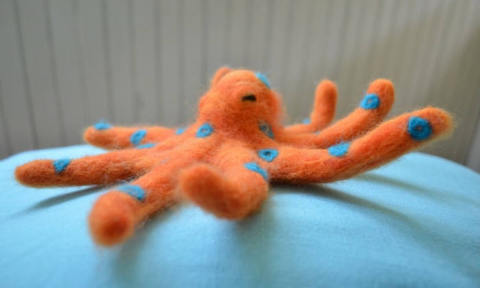 figures en laine de feutrage, poulpe orange, habitant de la mer créé avec laine