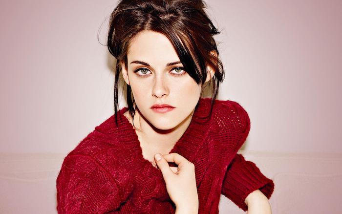 kristern-stewart-et-ses-cheveux-auburn-coloration-rouge-idée-comment-teinter-ses-cheveux-pull-rouge-et-des-yeux-verts krisent stewart er ses cheveux couleur auburn avec de lég'ères éclats roux, pull rouge tricot et des yeux verts