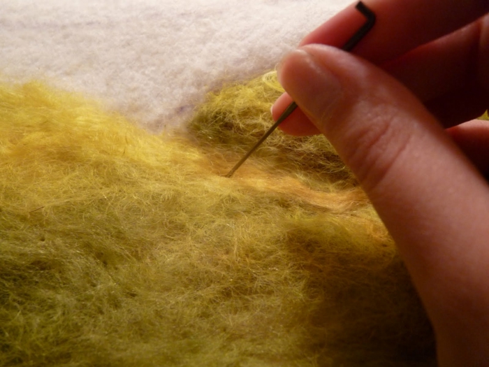 laine cardée, feutrer des mèches de laine verte pour créer un panneau artistique