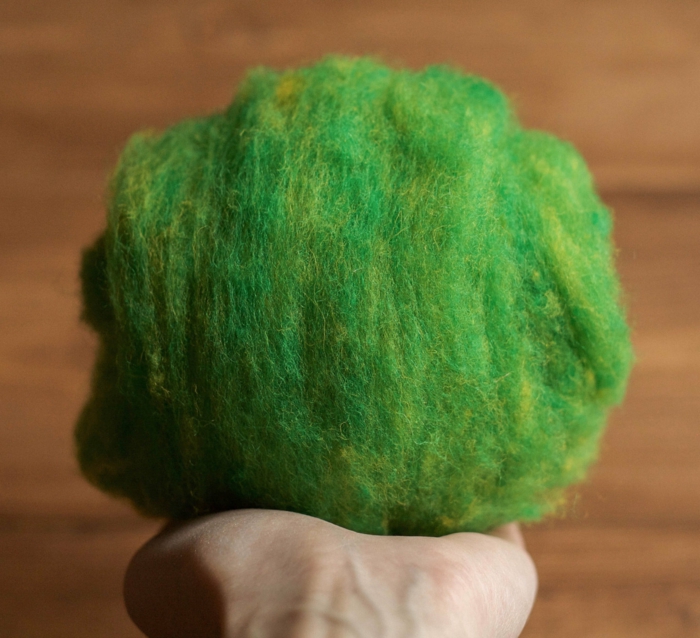 laine de feutrage verte, boule de laine peignée lavée et peinte