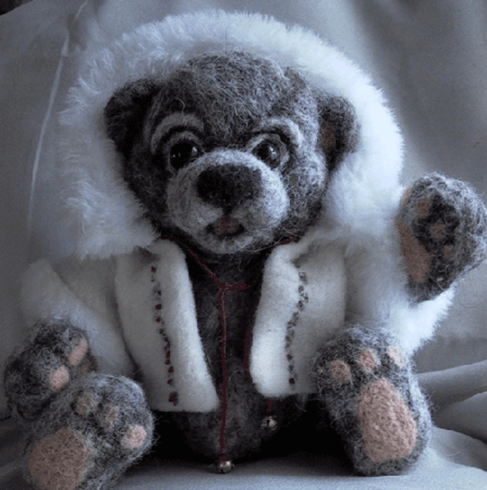 laine feutrée, ourson gris habillé avec un manteau blanc, art avec de la laine