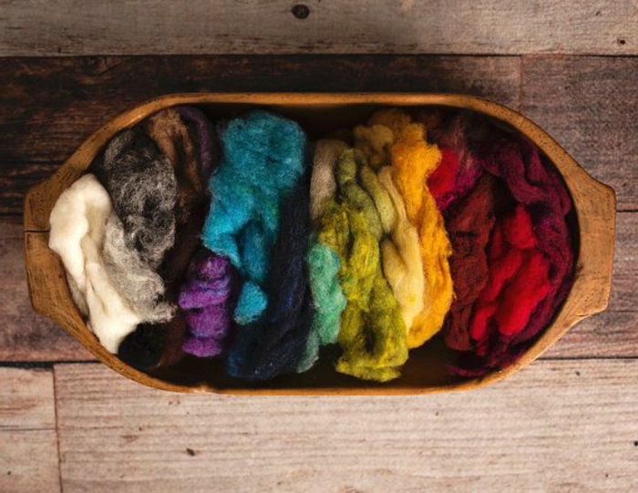 laine peinte prête à etre feutrée, couleurs radiantes, matériel de bricolage