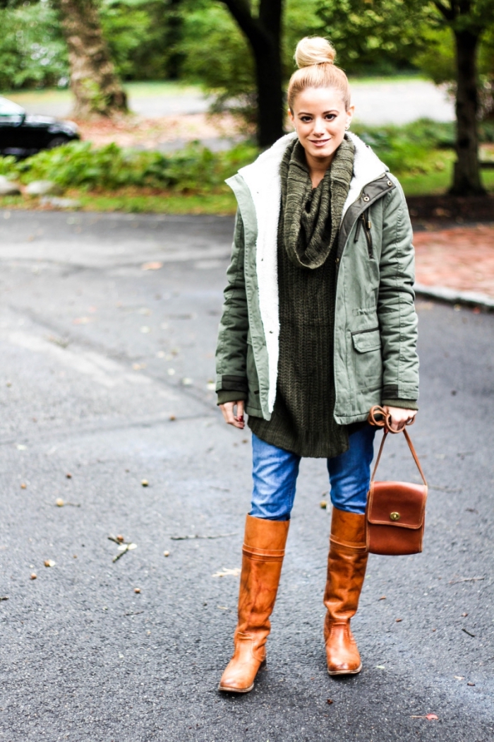 association couleur vetement, tenue femme en jeans clair et pull long de nuance kaki combinés avec bottines et sac à main marron