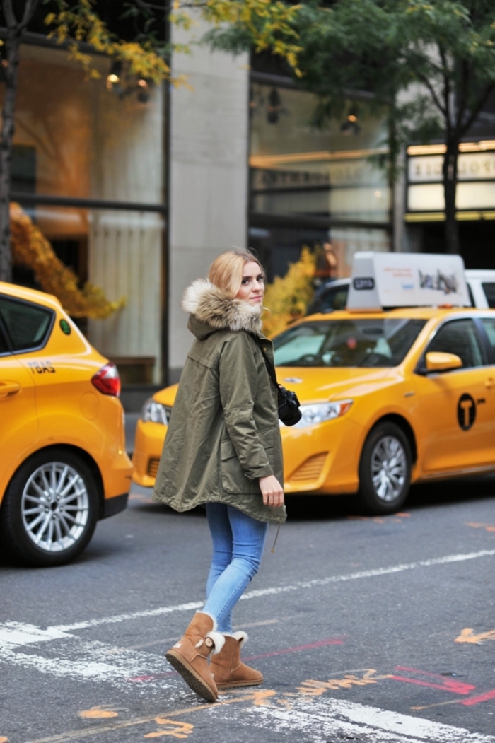 look veste kaki, jeune femme blonde habillée en jeans clair et manteau kaki combinés avec bottines marron