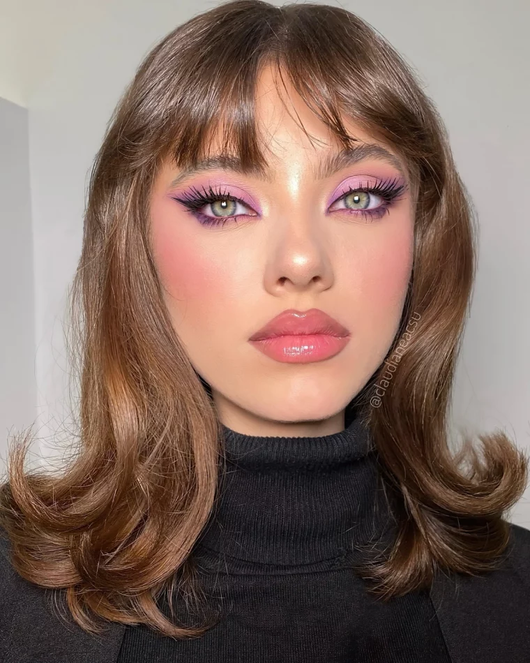 maquillage fards a paupieres violet yeux verts cheveux chatain frange rideau