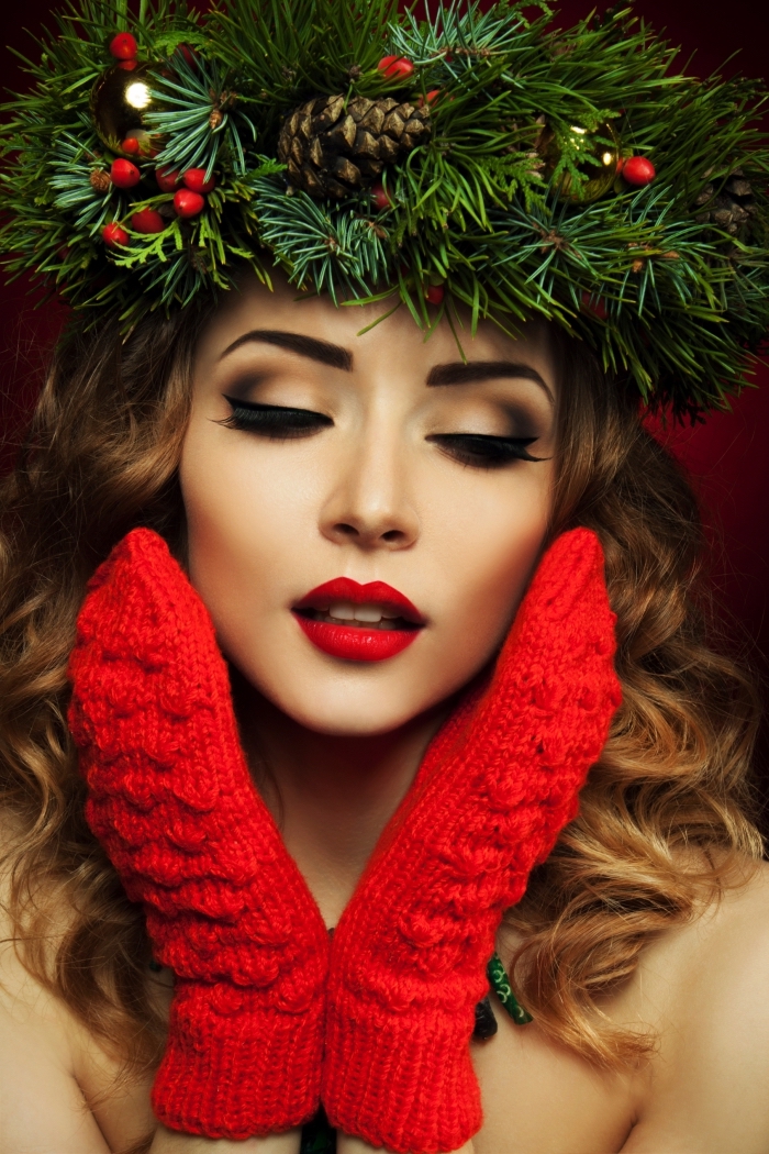 maquillage yeux verts, femme aux cheveux longs et bouclés de nuance blond foncé avec gants en crochet rouges
