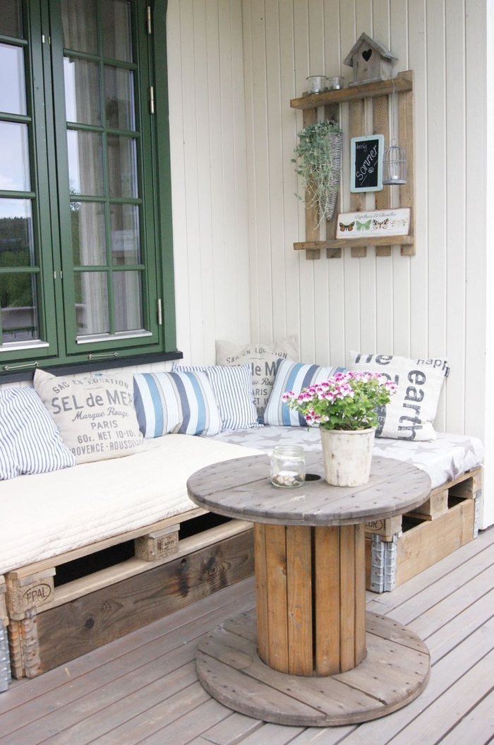 coin de repos style champêtre aménagé avec un canapé d angle en palettes et une table touret, comment fabriquer meubles jardin avec des palettes pour le patio et la terrasse
