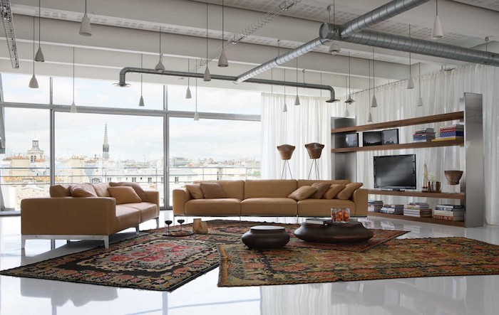 exemple de meuble tv industriel, canapé couleur fauve, tapis oriental, sol blanc, suspensions blanches, tuyaux apaprentes