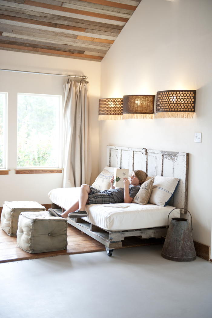 aménagement d'une chambre champêtre avec canapé-lit en palette à dossier en bois récup 