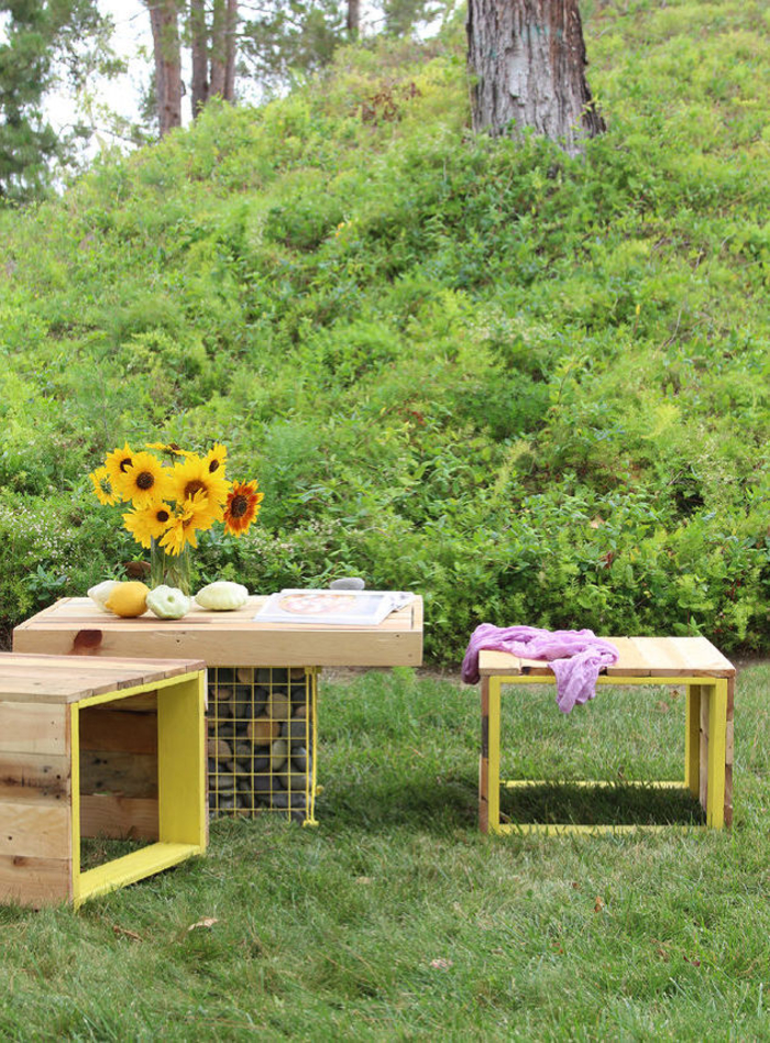 un banc palette original en jaune et bois naturel idéal pour accompagner la table de jardin, idée originale pour un meuble exterieur en palette 