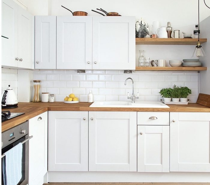 exempel cuisine bois et blanc décoré de meubles blanc avec plan de travail bois et carrelage credence blanc, etageres bois ouvertes, vaisselle exposée