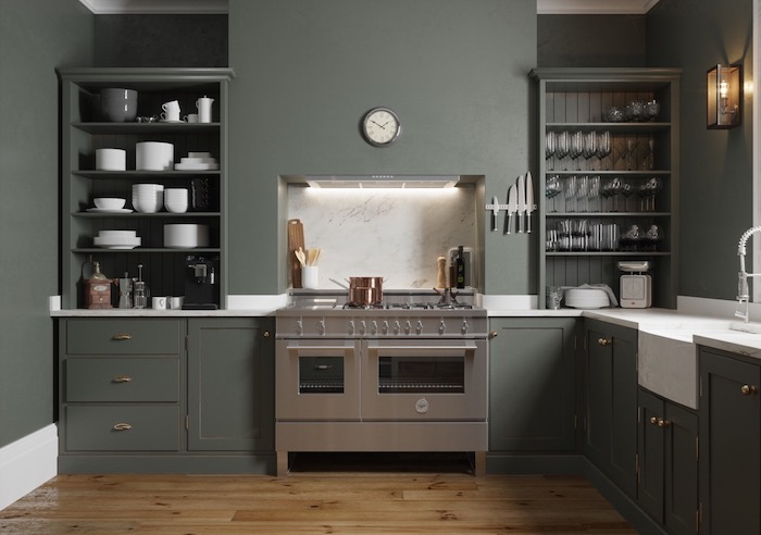 exemple de cuisine equipee en vert de gris avec plusieurs etageres ouvertes avec vaisselles blanche e ustensiles de cuisine exposées, poele vintage blanc, parquet bois marron