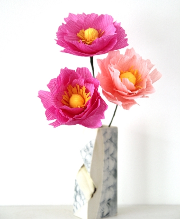 fleur en papier facile fabriquée à partir de pétales de fleurs en rose et fuchsia et tiges vertes en fil de fer, vase gris et blanc
