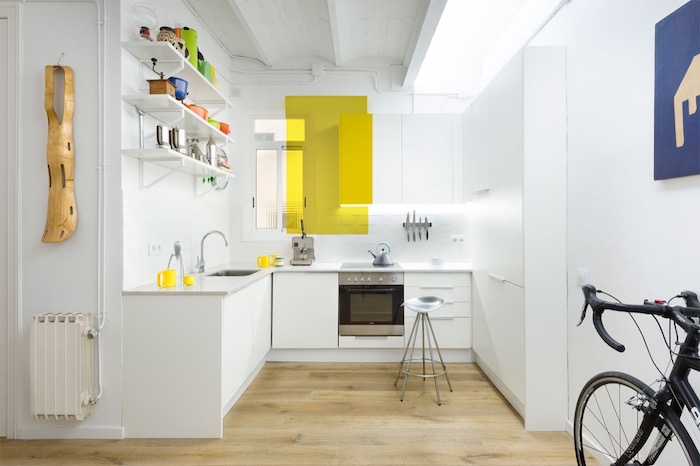 cuisines équipées, modele cuisine blanche avec carré jaune , etageres blanches ouvertes, aprquet clair, accessoires jaunes, design scandinave
