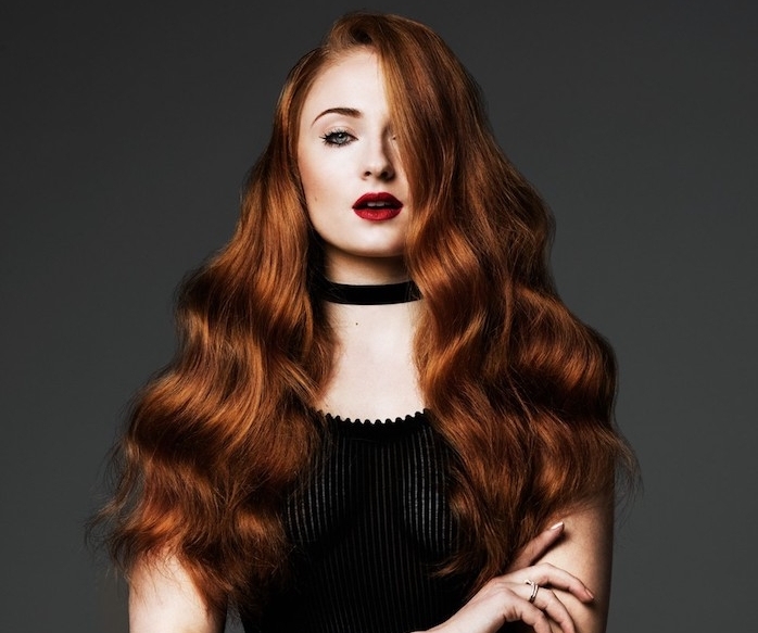 couleur de cheveux chatain cuivré, robe noire sans manches, rouge à lèvres rouge, coiffure longue ondulée