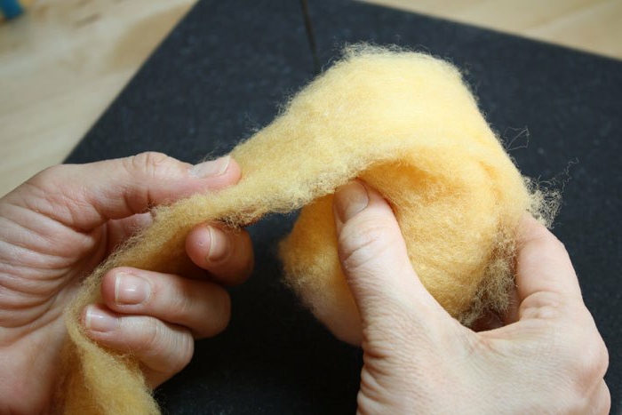 oeuf de paque en laine, diy tuto pour faire un oeuf décoratif, activité manuelle