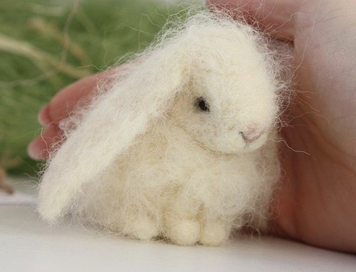 petit lapin sympathique, laine blanche, jouets décoratifs pour décorer chez vous